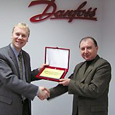 Максим Гайдидей вручает сертификат авторизованного дистрибьютора Danfoss Drives Authorized distributor of VLT® frequency converters from Danfoss Drives